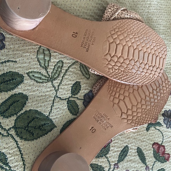 B.O.G Collective Women's Tan Raffia Slide Sandals
NWOT size 10 - Picture 2 of 5